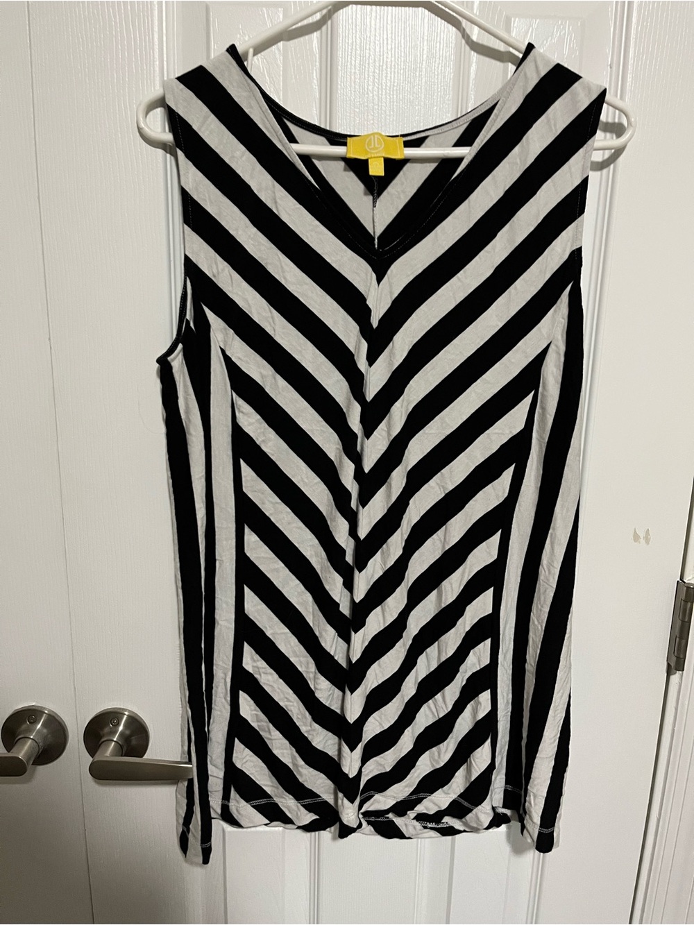 Sleeveless Black & White Chevron Stripe Tank Top